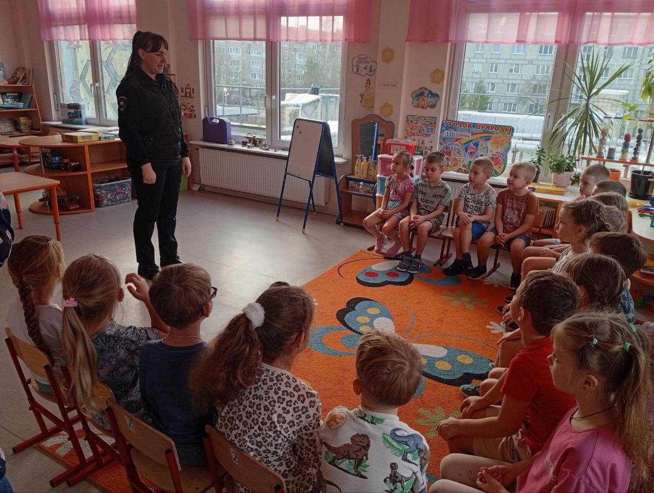 В рамках проведения оперативно-профилактического мероприятия «Пешеход» сотрудники отделения Госавтоинспекции города Светлый организовали тематическое занятие среди воспитанников детского сада №1 «Пчелка»