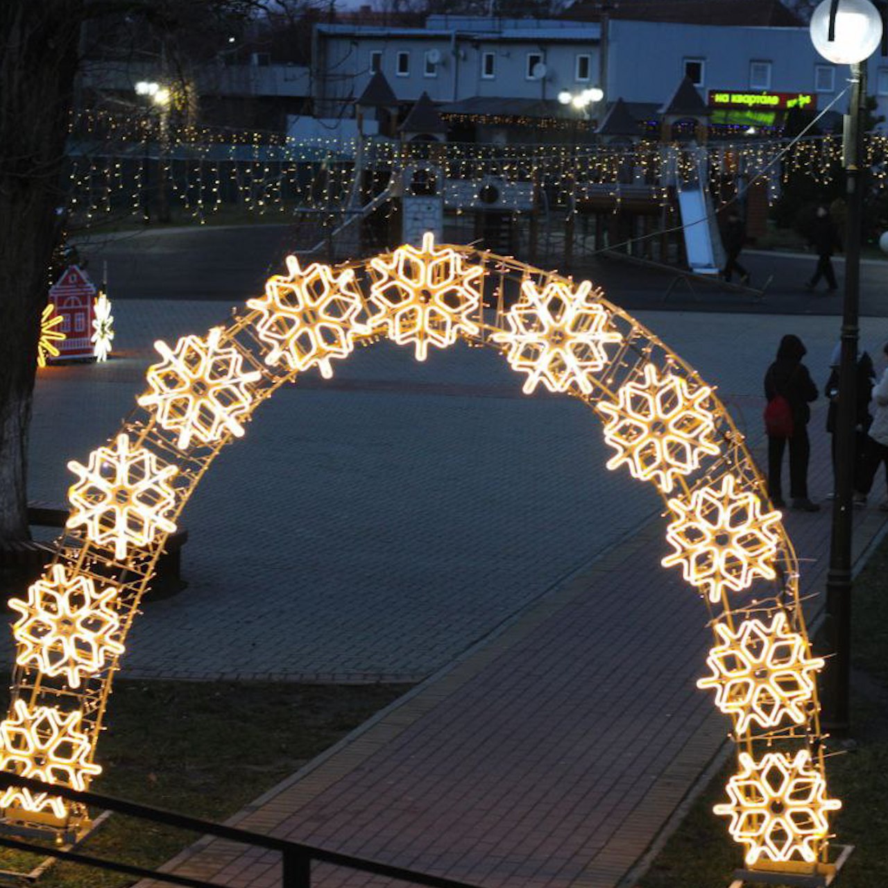 В Гвардейске на главных площадках города появились новые украшения В Гвардейске на главных площадках города появились новые украшения