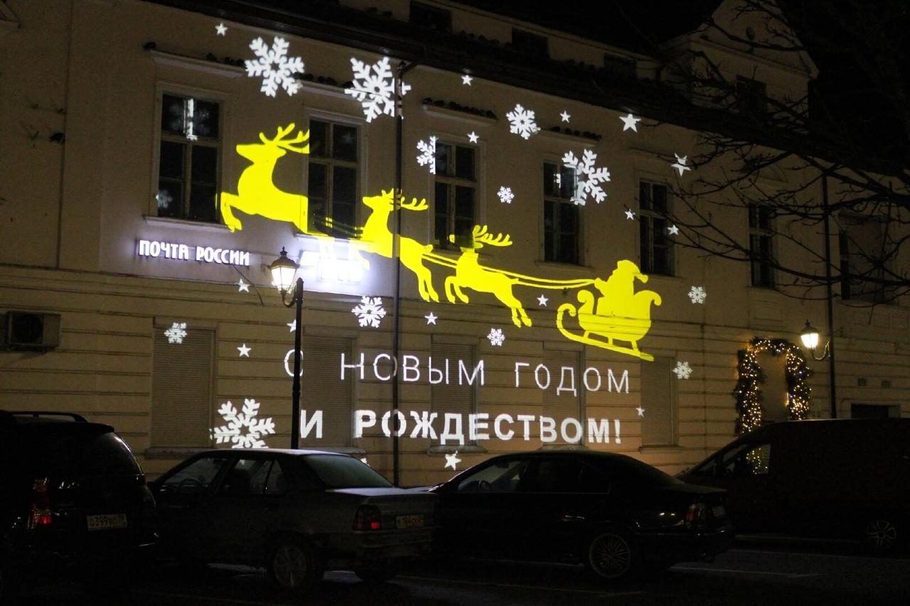 На главной площади Гвардейска установили сразу две ёлки На главной площади Гвардейска установили сразу две ёлки