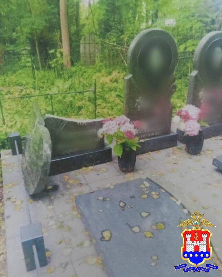 Полицейские нашли вандала, который разгромил 24 могилы на старом кладбище Калининграда