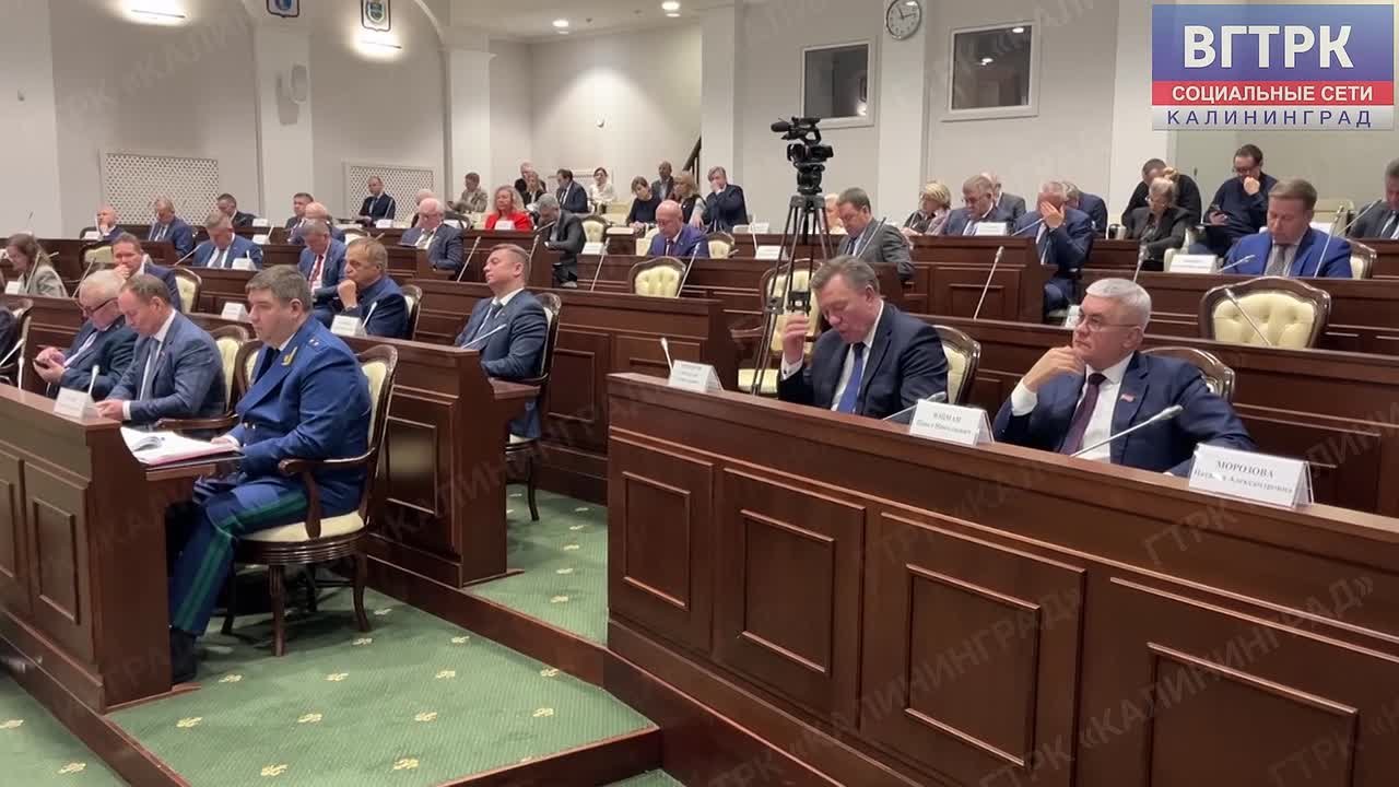 Также учителя, которые работают в сельской местности, но живут в городах, попросили распространить на них такую меру поддержки, как выплату на компенсацию оплаты коммунальных услуг