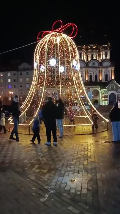 В Гусеве у храма установили огромную натуральную ёлку