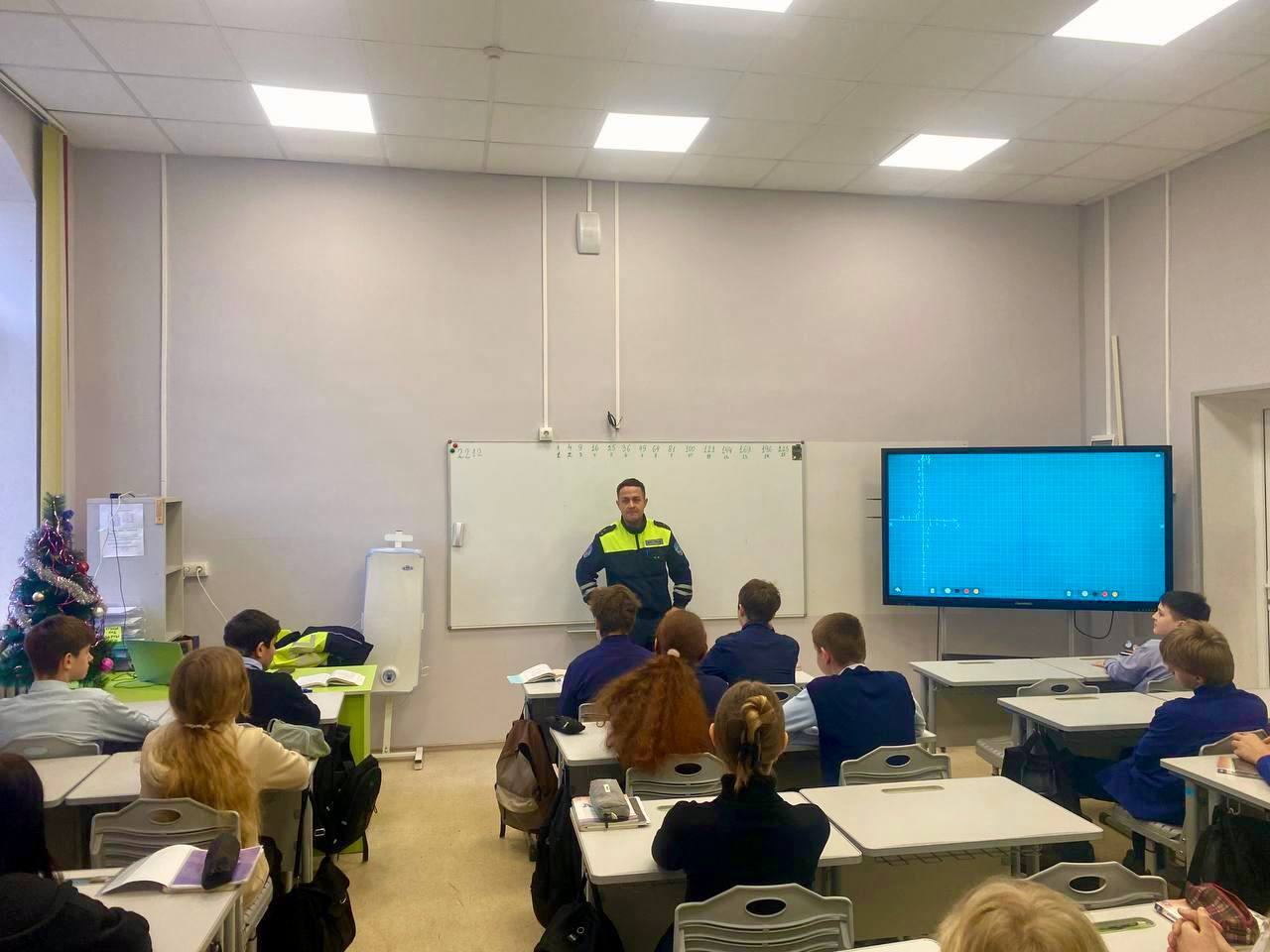 В целях профилактики детского дорожно-транспортного травматизма инспектор ДПС отделения Госавтоинспекции МО МВД России «Черняховский» посетил второй корпус МАОУ Гимназии № 2