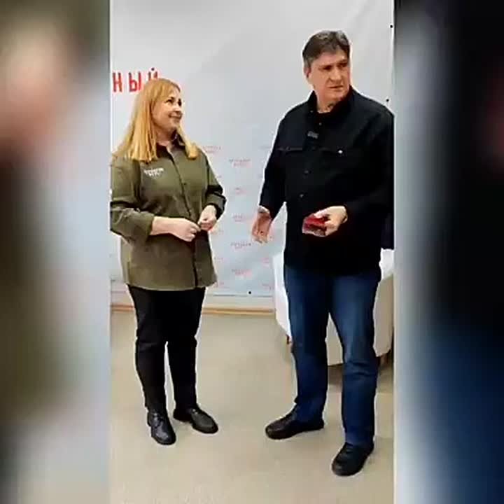 Избирательная комиссия Калининградской области и Российский фонд свободных выборов передали для бойцов 3 стяга с Ликом Спаса Нерукотворного, 10 пауэрбанков, 30 комплектов тактических термоносков, нитриловые перчатки и...