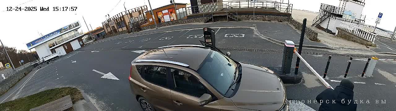 Семья людей сломала шлагбаум в Пионерском, чтобы не платить за парковку