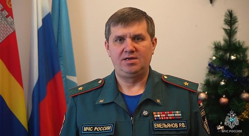 Поздравление начальника Главного управления МЧС России по Калининградской области Романа Емельянова с Днём спасателя и 35-летием со дня основания МЧС России