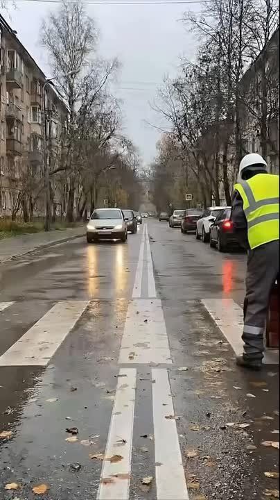 Уважаемые водители!. Заблаговременно снижайте скорость перед пешеходным переходом, чтобы иметь возможность вовремя остановиться