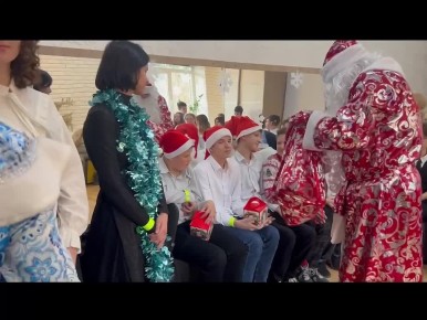 Сотрудники Отдельного батальона ДПС ГИБДД , совместно с сотрудниками Центра ДиТН ПБДД ГИБДД в преддверии Нового года посетили школу-интернат