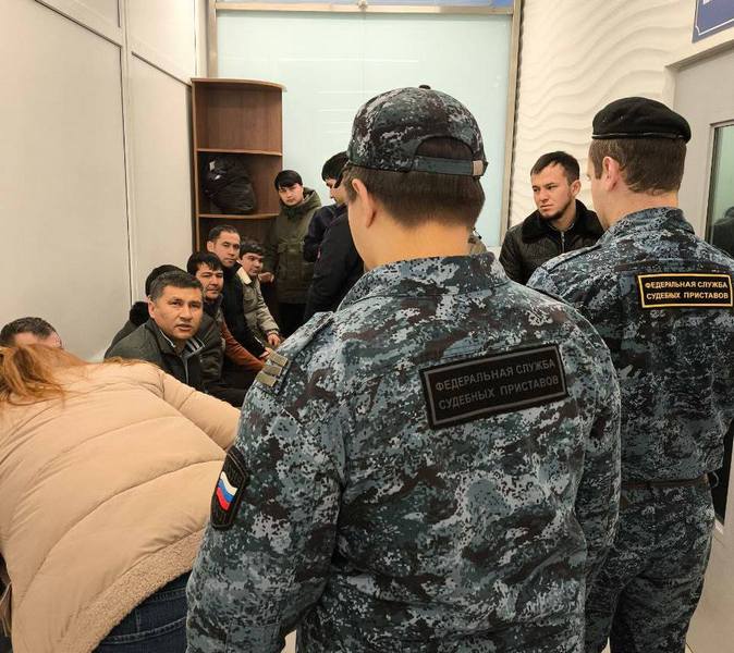 Из Калининграда под охраной вывезли 14 иностранцев Из Калининграда под охраной вывезли 14 иностранцев