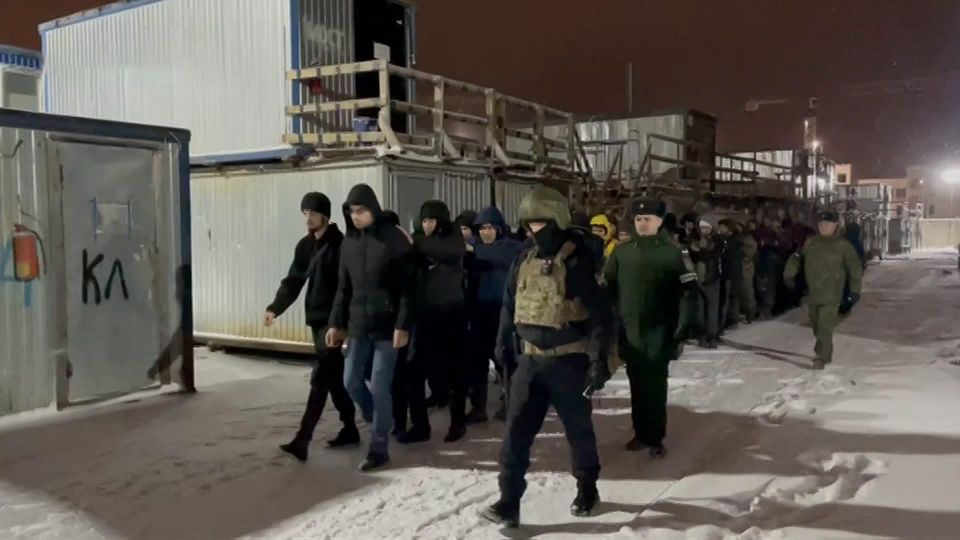 Мигрантский призыв! Силовики проверили сотни строителей, уклоняющихся от военкоматов