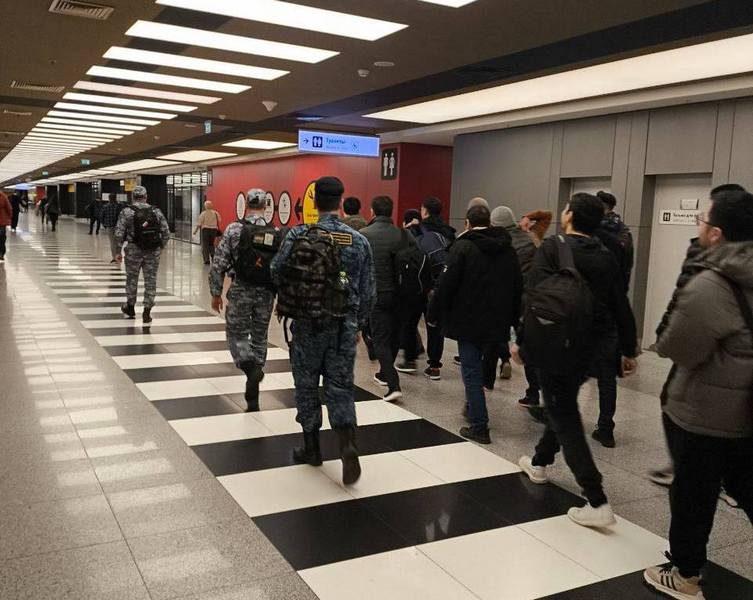 Из Калининграда под охраной вывезли 14 иностранцев