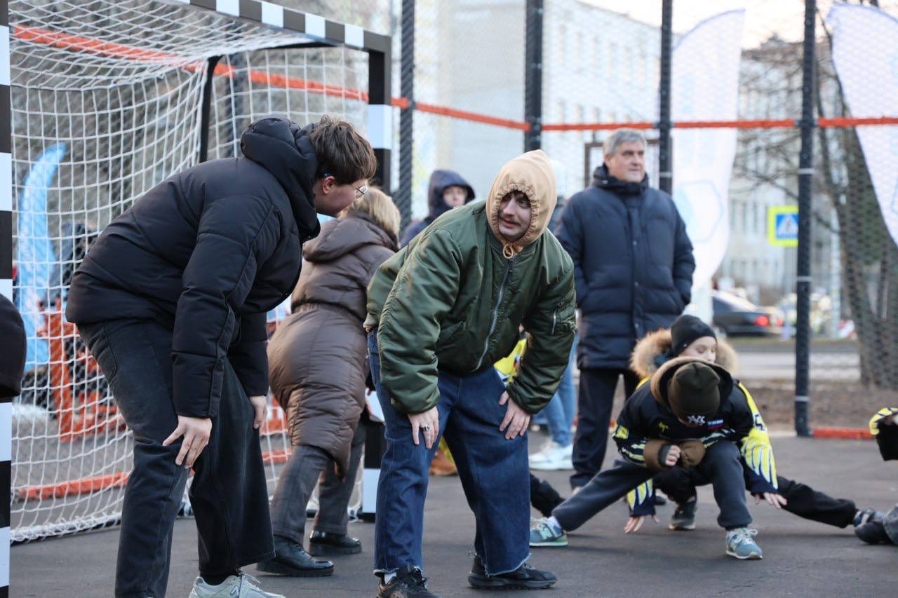 Елена Дятлова: Под новый год вместе с коллегами из Правительства Калининградской области и горожанами открыли спортивную площадки на улице Гайдара Елена Дятлова: Под новый год вместе с коллегами из Правительства Калининградской области и горожанами открыли спортивную площадки на улице Гайдара