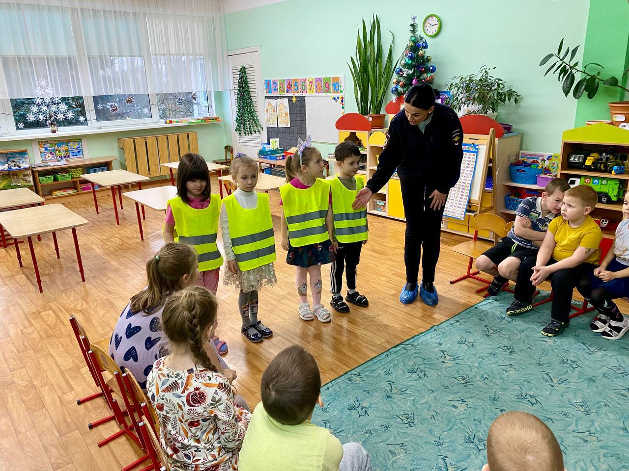 Сотрудники Госавтоинспекции г.Черняховска провели урок безопасности в детском саду Сотрудники Госавтоинспекции г.Черняховска провели урок безопасности в детском саду