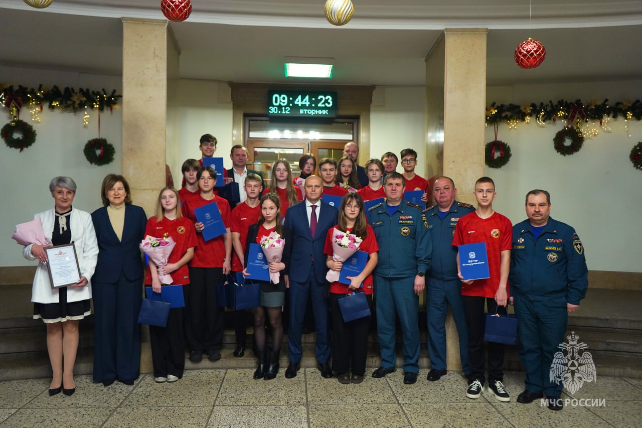 В правительстве Калининградской области поздравили с новым годом юных участников «Школы безопасности» В правительстве Калининградской области поздравили с новым годом юных участников «Школы безопасности»