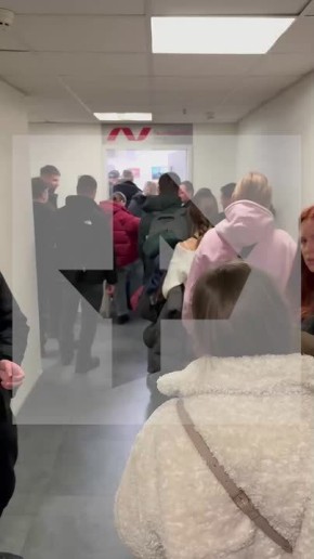 "Мы сутки уже на чемоданах сидим": массовые задержки авиарейсов фиксируют в аэропорту Храброво в Калининграде