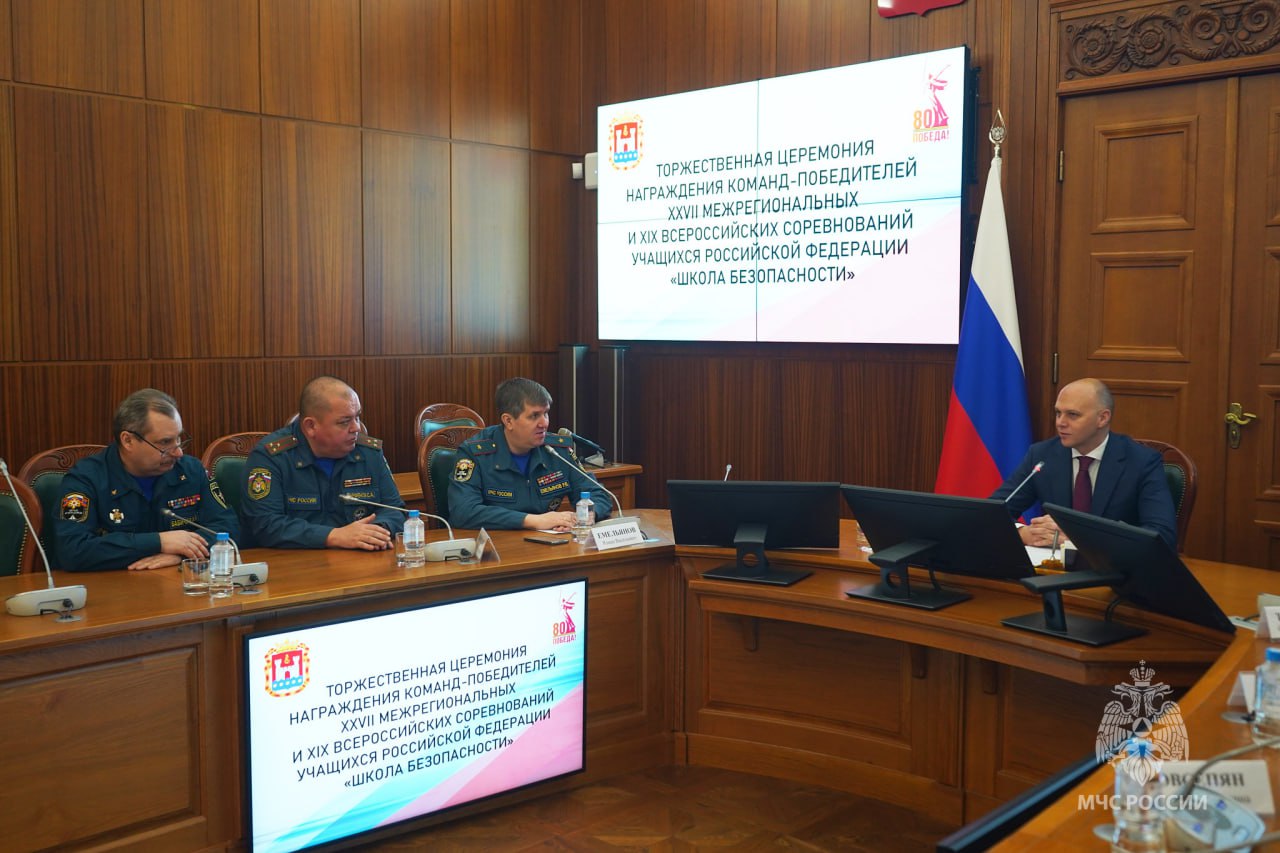 В правительстве Калининградской области поздравили с новым годом юных участников «Школы безопасности» В правительстве Калининградской области поздравили с новым годом юных участников «Школы безопасности»