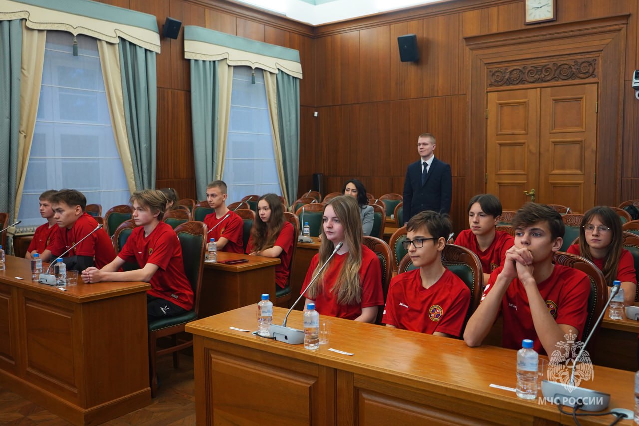 В правительстве Калининградской области поздравили с новым годом юных участников «Школы безопасности» В правительстве Калининградской области поздравили с новым годом юных участников «Школы безопасности»