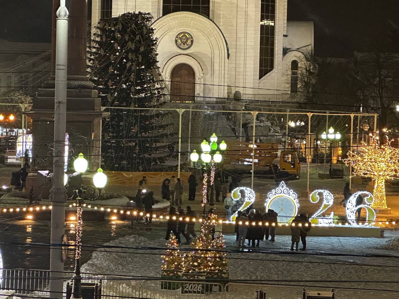 Елена Дятлова: Как только ветер стих и стало возможным поднять автовышку, подрядчик приступил к осмотру конструкций главной городской ели Елена Дятлова: Как только ветер стих и стало возможным поднять автовышку, подрядчик приступил к осмотру конструкций главной городской ели