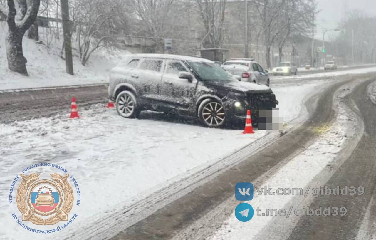 По оперативной информации, сегодня, 30.12.2025 около 15 часов в г. Калининграде на ул. Суворова в районе д.6 водитель автомобиля допустил наезд на опору дорожного освещения