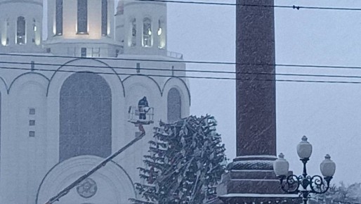 Елена Дятлова: Как только ветер стих и стало возможным поднять автовышку, подрядчик приступил к осмотру конструкций главной городской ели