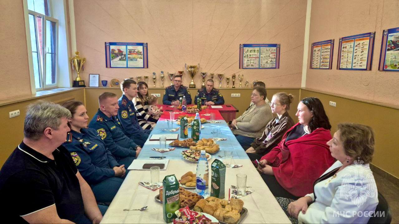 Никто не забыт. В преддверии Нового года сотрудники МЧС России поделились праздничным настроением с близкими коллег, погибших на специальной военной операции