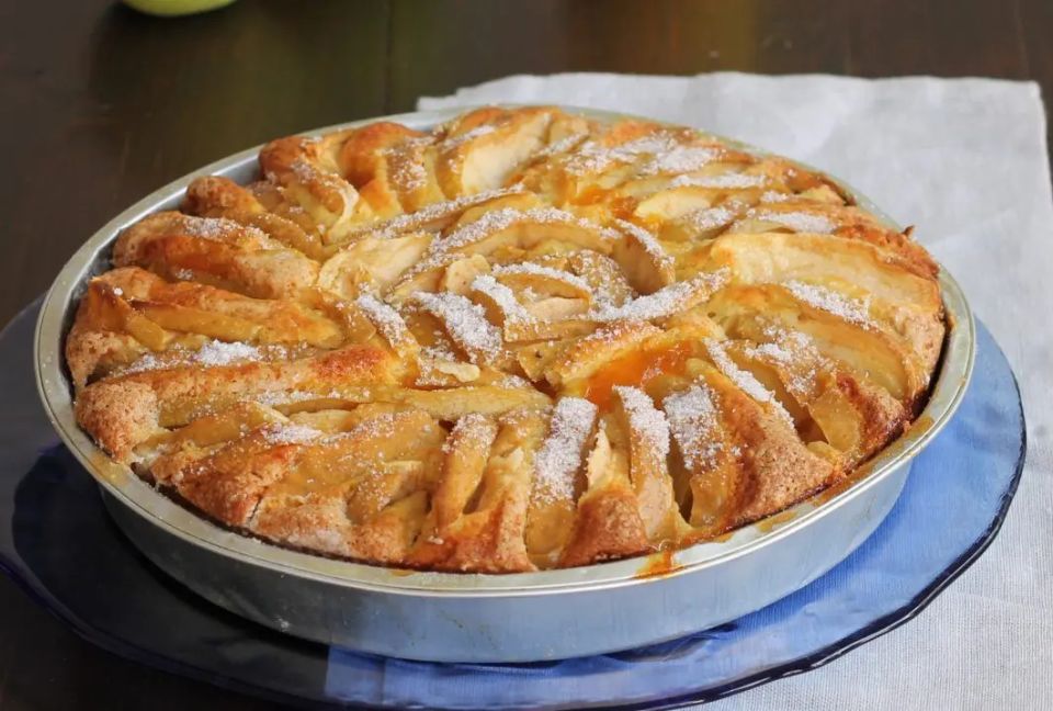 Как приготовить идеальную яблочную шарлотку: рецепты, советы и секреты