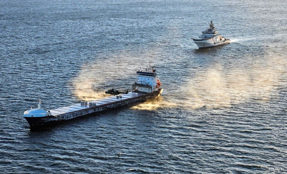 Финская полиция арестовала двух моряков судна Fitburg, задержанного по подозрению в повреждении кабеля в Балтийском море