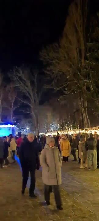 Несмотря на дичайший мороз, тысячи людей новогоднюю ночь провели на центральных площадях городов: Калининград, Советск, Зеленоградск