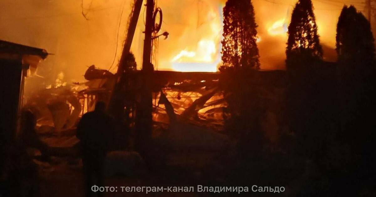 Число жертв удара украинских дронов по кафе в Херсонской области достигло 28