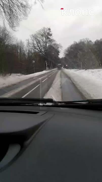 В Калининградской области автомобилисты жалуются на заснеженные дороги (видео)