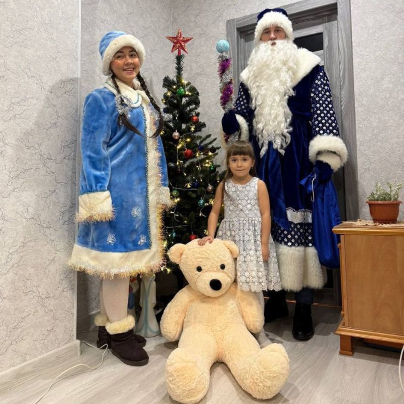 Полицейский Дед Мороз вручил юным калининградцам подарки и напомнил о правилах безопасного поведения