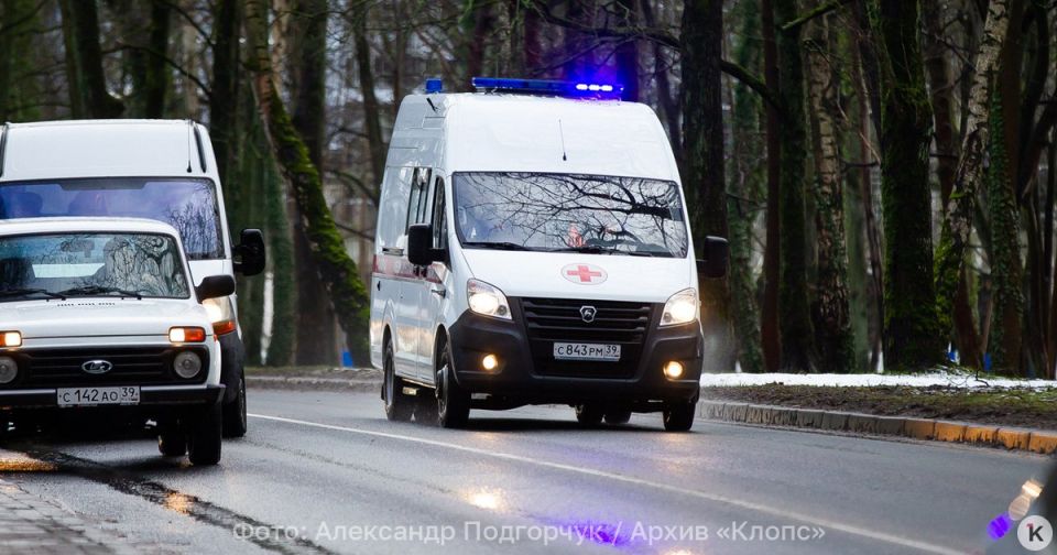 Был в кепке, куртке и трусах: в Калининграде мужчина получил тяжёлые травмы, выпав из окна квартиры