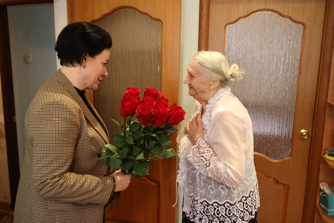 Елена Дятлова: Поздравила сегодня ветеранов становления Калининградской области, которые в первые дни 2026 года отпраздновали свой юбилей