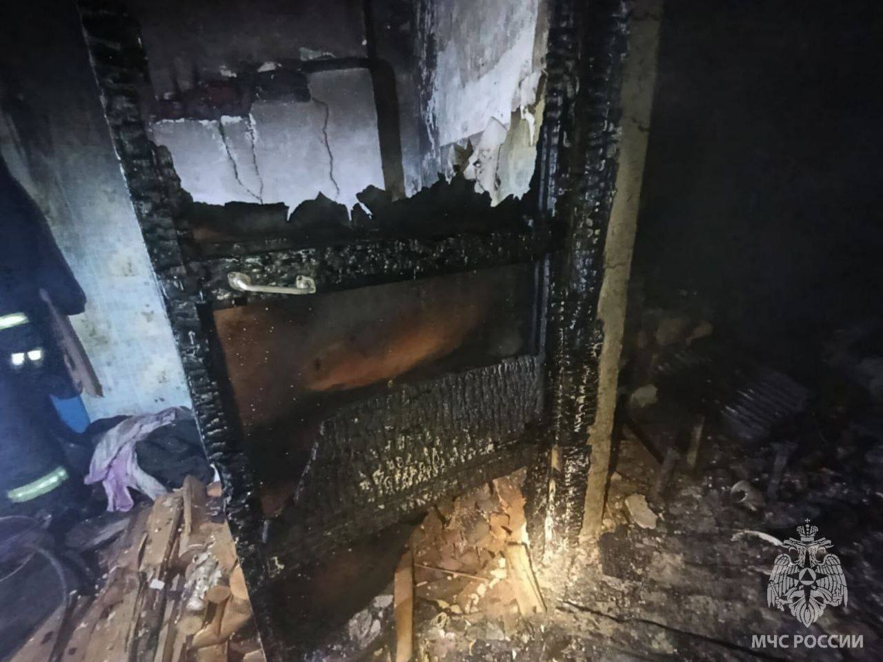 Огонь унёс жизнь человека. В жилом доме на две семьи в посёлке Везнесенское Нестеровского муниципального округа выгорела комната на площади 24 квадратных метра Огонь унёс жизнь человека. В жилом доме на две семьи в посёлке Везнесенское Нестеровского муниципального округа выгорела комната на площади 24 квадратных метра