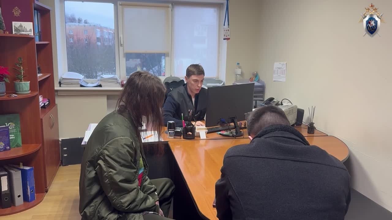 Пьяная пара прикурила сигарету от Вечного огня и украла цветы с обелиска в Калининграде