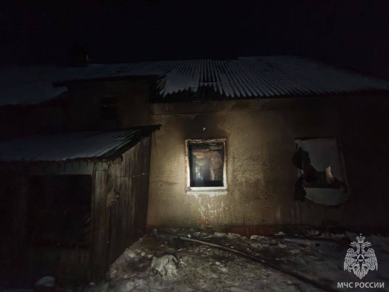 Огонь унёс жизнь человека. В жилом доме на две семьи в посёлке Везнесенское Нестеровского муниципального округа выгорела комната на площади 24 квадратных метра Огонь унёс жизнь человека. В жилом доме на две семьи в посёлке Везнесенское Нестеровского муниципального округа выгорела комната на площади 24 квадратных метра