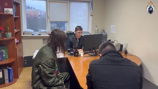 Пьяная парочка украла цветы и подкурила сигаретку от Вечного огня