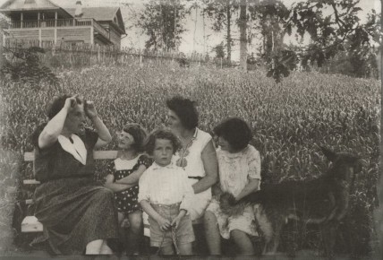 Вера Мухина (крайняя слева)