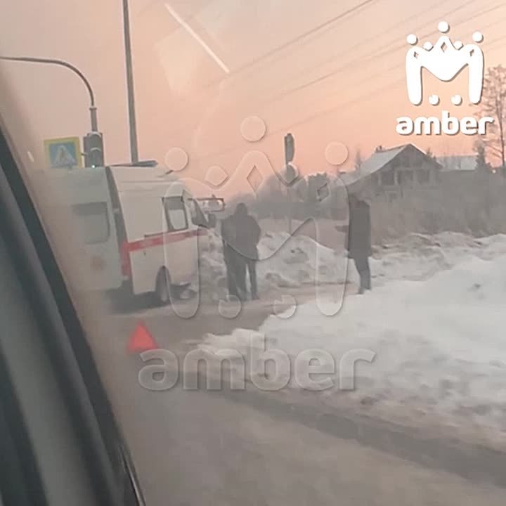 Машина скорой влетела в сугроб на Горького