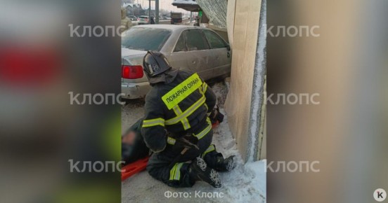 В минздраве сообщили о состоянии 42-летней женщины, оказавшейся зажатой между Audi и стеной аптеки в Гурьевске