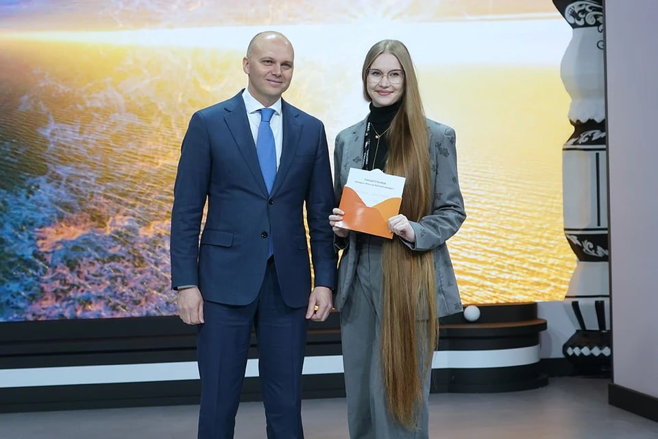 Алексей Беспрозванных пригласил в Калининград победительницу конкурса на самую длинную косу