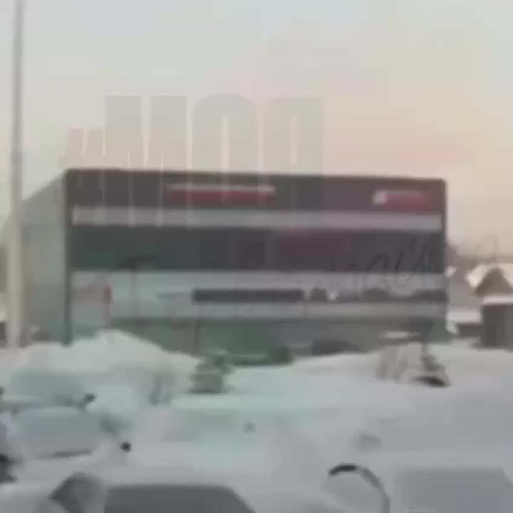 В Новосибирске «карточным домиком» сложился двухэтажный торговый центр, под завалами оказались люди: что известно о ЧП