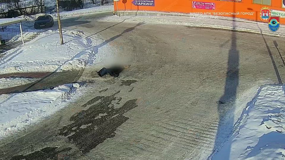 Пенсионер упал на улице в Калининграде, скорую вызвали операторы «Безопасного города»