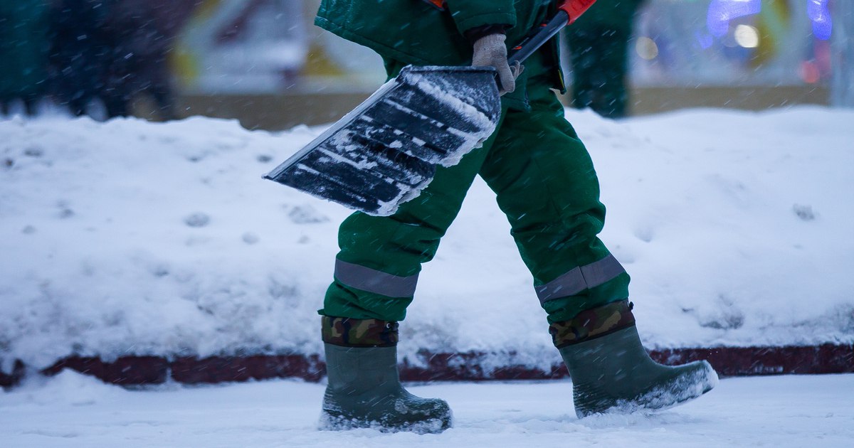 Калининградские коммунальщики объяснили, почему с некоторых дорог который день не могут убрать снег
