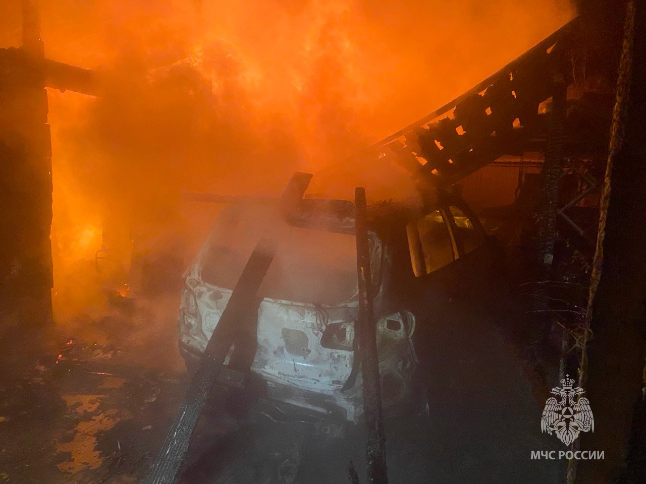 Сотрудники МЧС России потушили пожар в Черняховске Сотрудники МЧС России потушили пожар в Черняховске