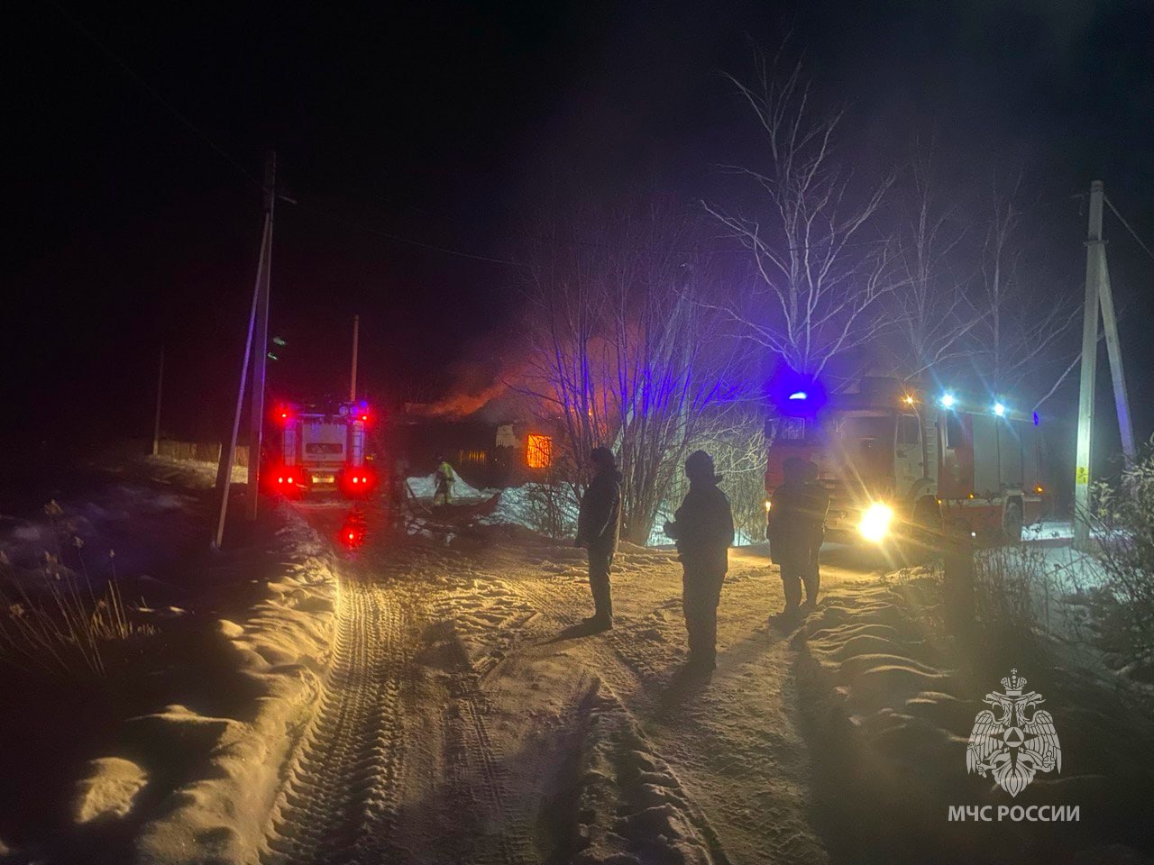 Сотрудники МЧС России потушили пожар в Черняховске Сотрудники МЧС России потушили пожар в Черняховске