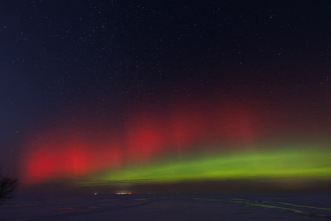 Кроме МКС, красивые кадры полярного сияния удалось заснять в таймлапсе еще и калининградцам — хотя из-за мощности магнитной бури "огни" было видно практически по всей России