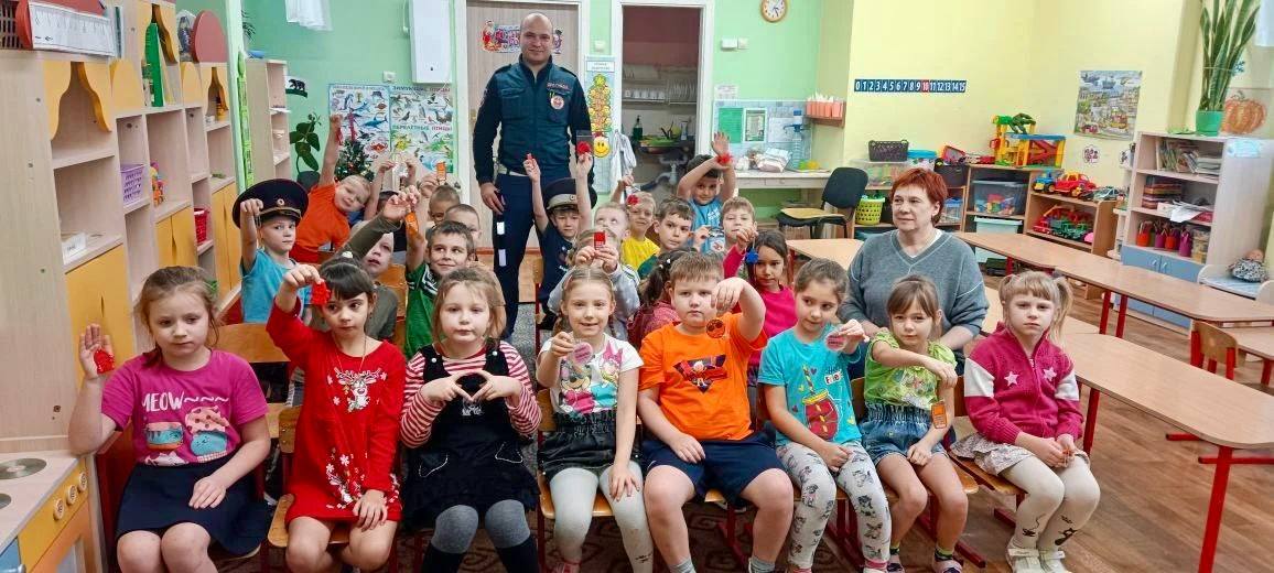 Инспектор ДПС провел урок дорожной безопасности для воспитанников детского сада № 1 г.Черняховска Инспектор ДПС провел урок дорожной безопасности для воспитанников детского сада № 1 г.Черняховска