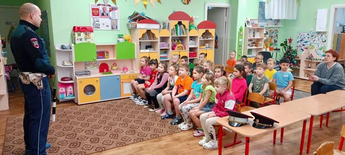 Инспектор ДПС провел урок дорожной безопасности для воспитанников детского сада № 1 г.Черняховска