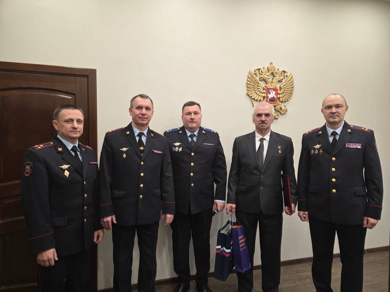 В региональном УМВД поздравили с юбилеем Героя Российской Федерации Сергея Баринова, прослужившего в органах внутренних дел больше 20 лет В региональном УМВД поздравили с юбилеем Героя Российской Федерации Сергея Баринова, прослужившего в органах внутренних дел больше 20 лет